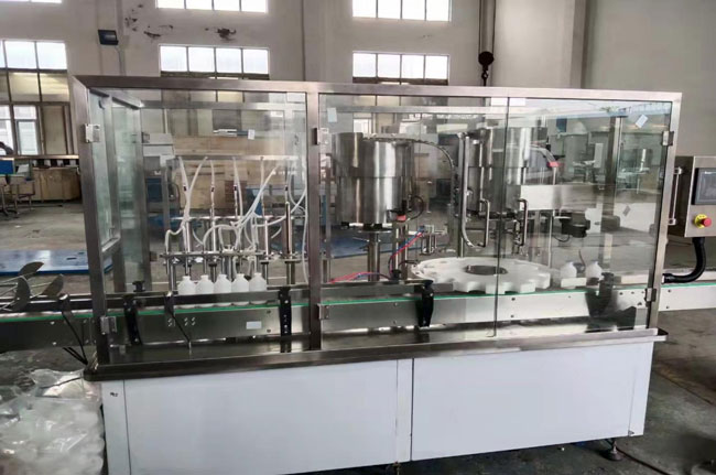GYGX大空量灌裝旋蓋機現場.jpg